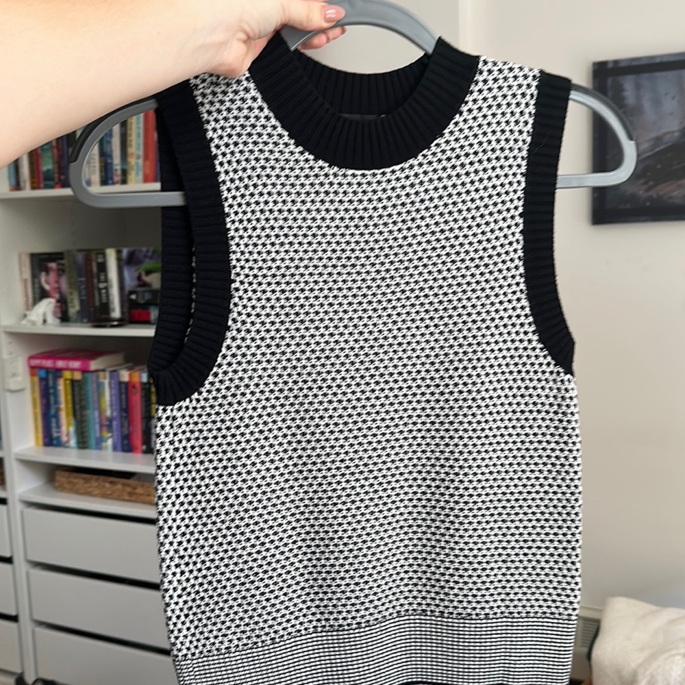 Club Monaco XS sleeveless sweater tank vest in black & white, like new